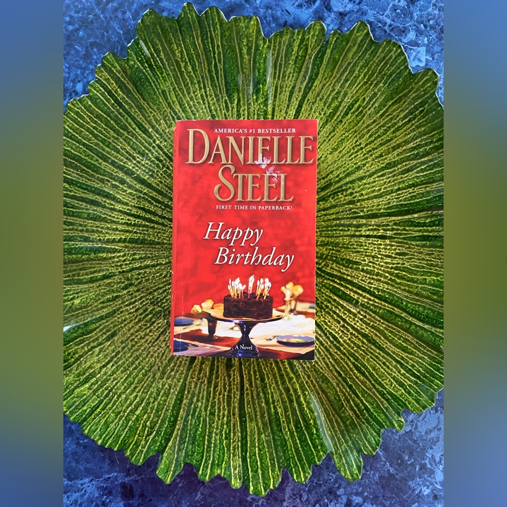 Happy Birthday by Danielle Steel / Paperback